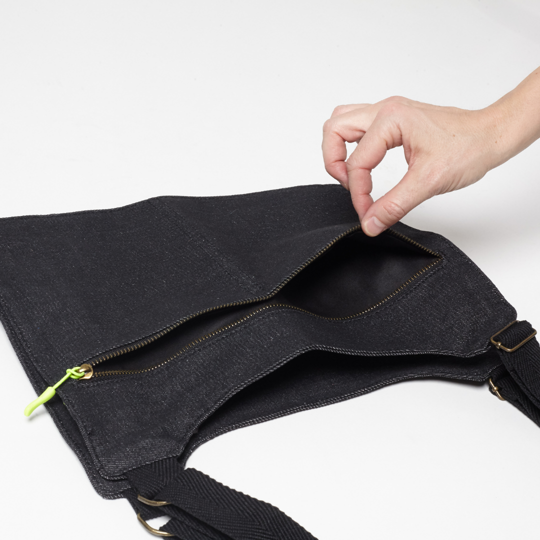 Bolso chaleco vaquero negro jaspeado con costuras flúor – detalle
