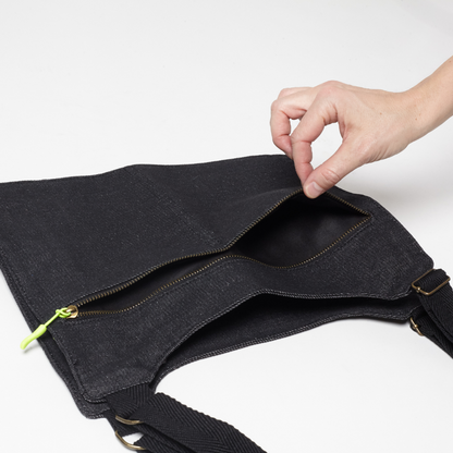 Bolso chaleco vaquero negro jaspeado con costuras flúor – detalle