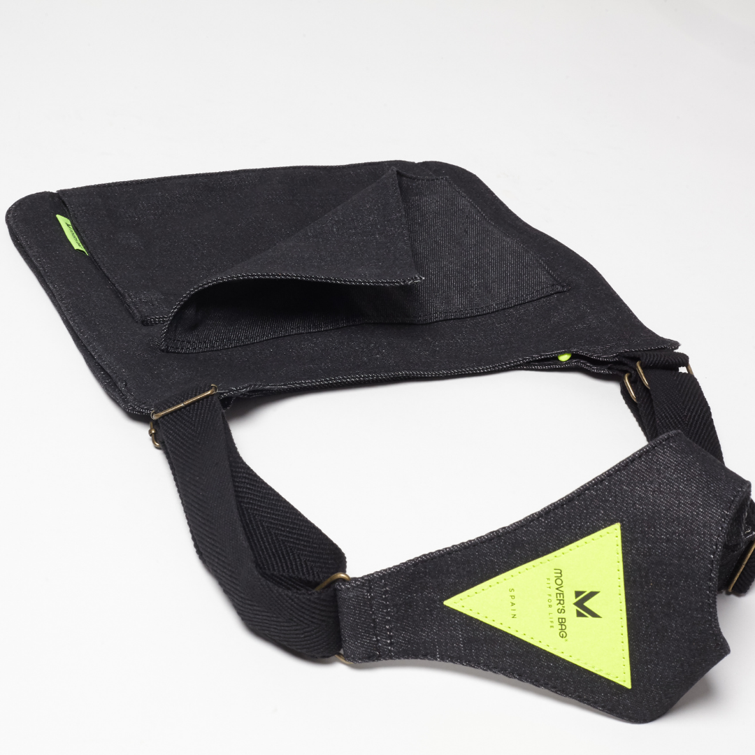 Bolso chaleco vaquero negro jaspeado con costuras flúor – detalle