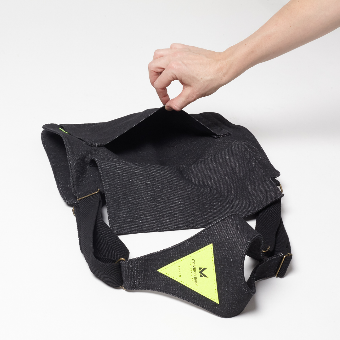 Bolso chaleco vaquero negro jaspeado con costuras flúor – detalle