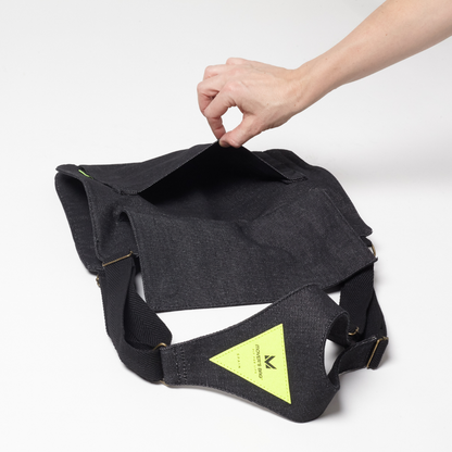 Bolso chaleco vaquero negro jaspeado con costuras flúor – detalle
