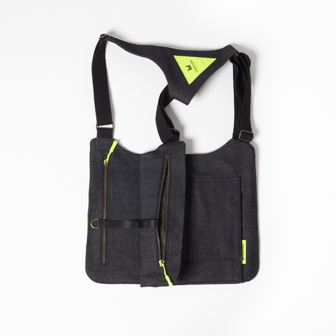 Bolso chaleco vaquero negro jaspeado con costuras flúor – detalle