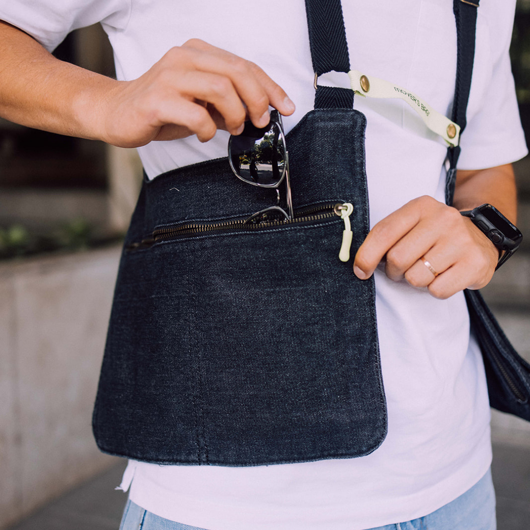 Bolso chaleco vaquero negro jaspeado con costuras flúor – foto de estilo de vida