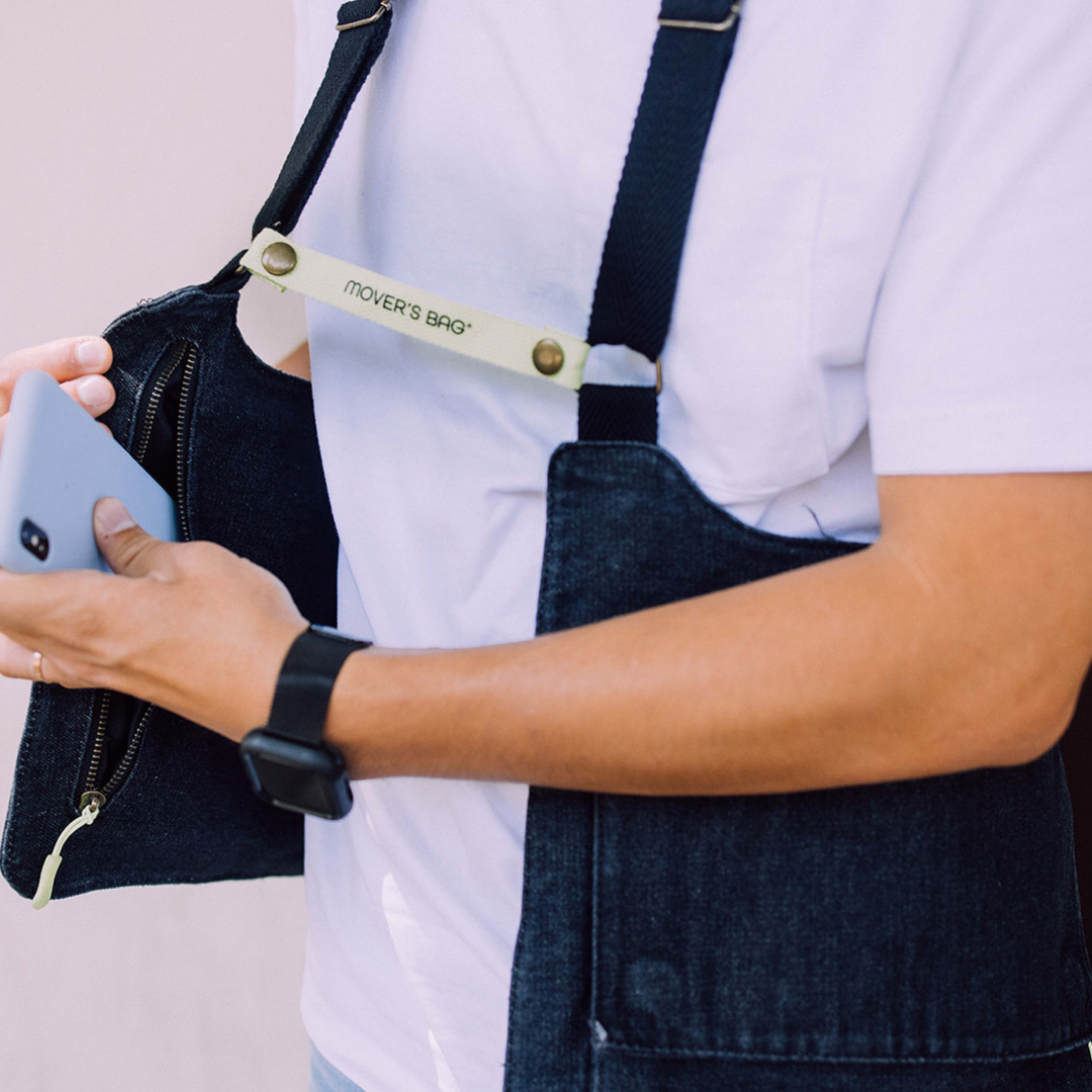 Bolso chaleco vaquero negro jaspeado con costuras flúor – foto de estilo de vida